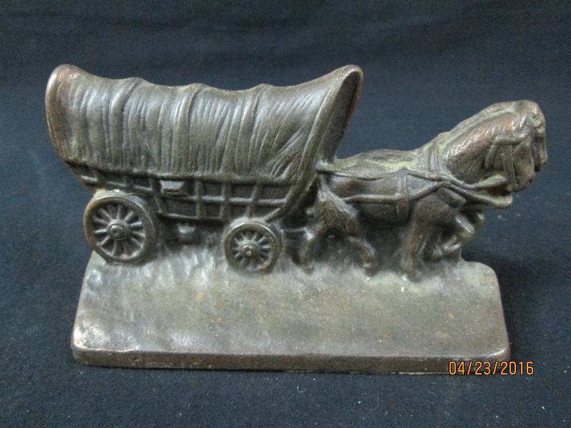 lot 86 image: Cast Covered Wagon With Horse Team Bookend
