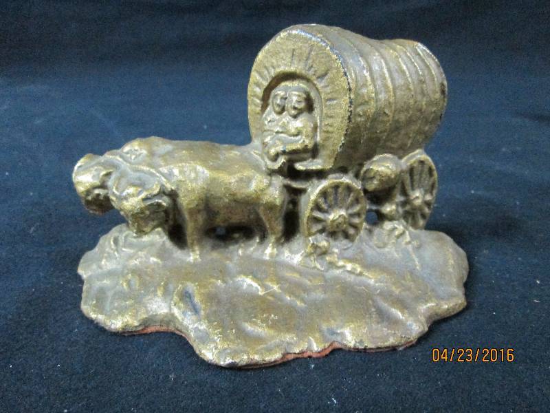 lot 87 image: Cast Covered Wagon With Ox Team Bookend