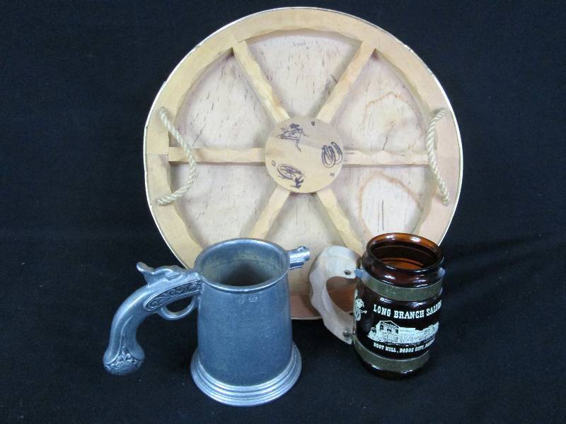 lot 272 image: Wagon Wheel Tray & Mugs