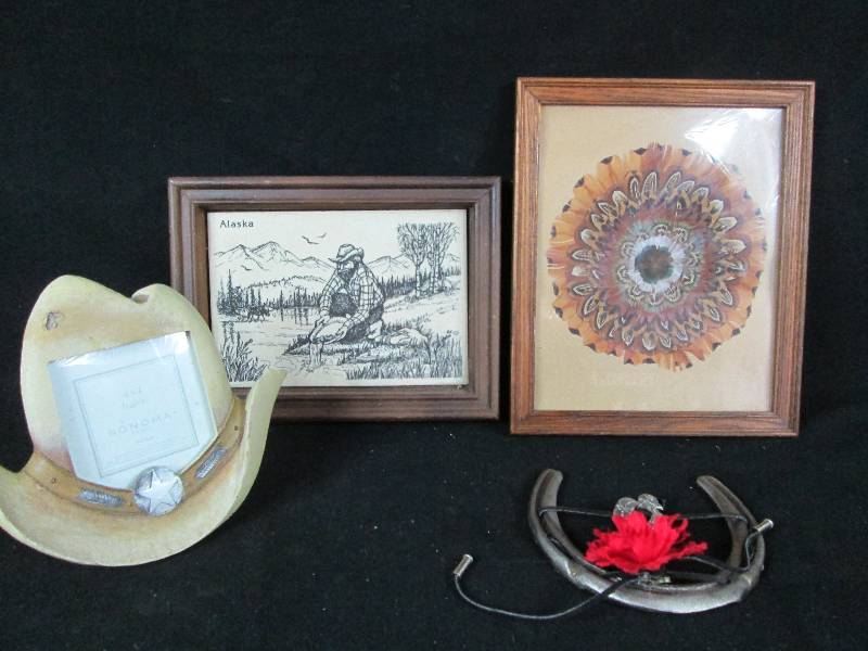 lot 282 image: Picture Frame & Horse Shoe