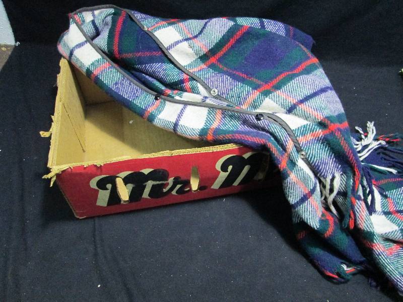 lot 336 image: Poncho
