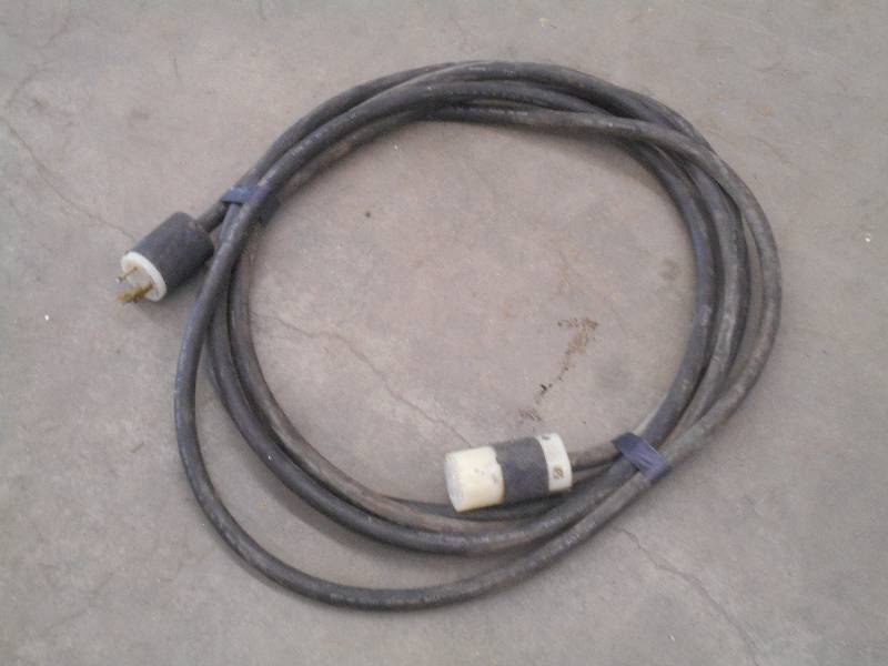 lot 48 image: Approx 20ft 230Volt Electric Cord ...