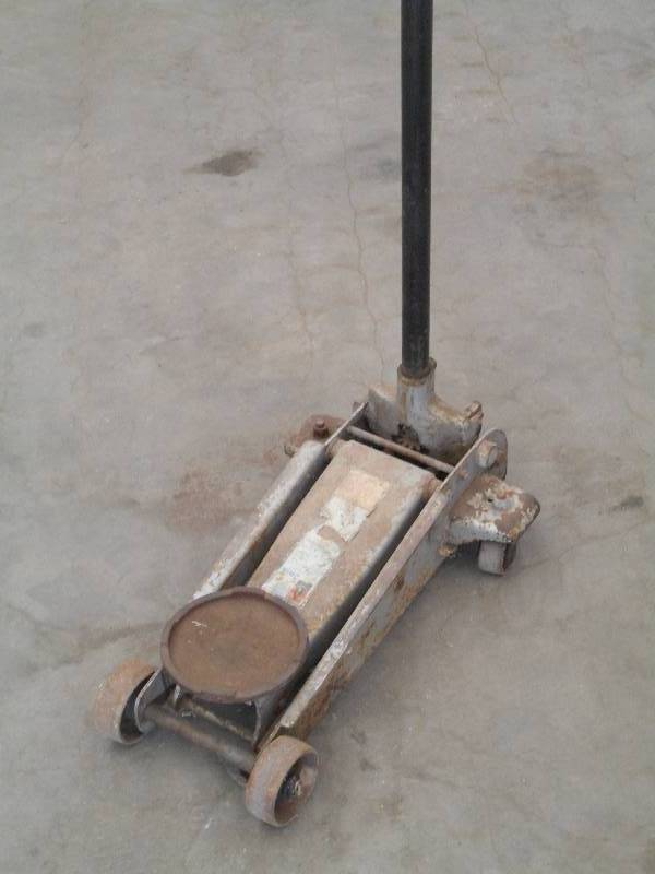 lot 75 image: Pro-Lift 2.25-Ton Floor Jack ...