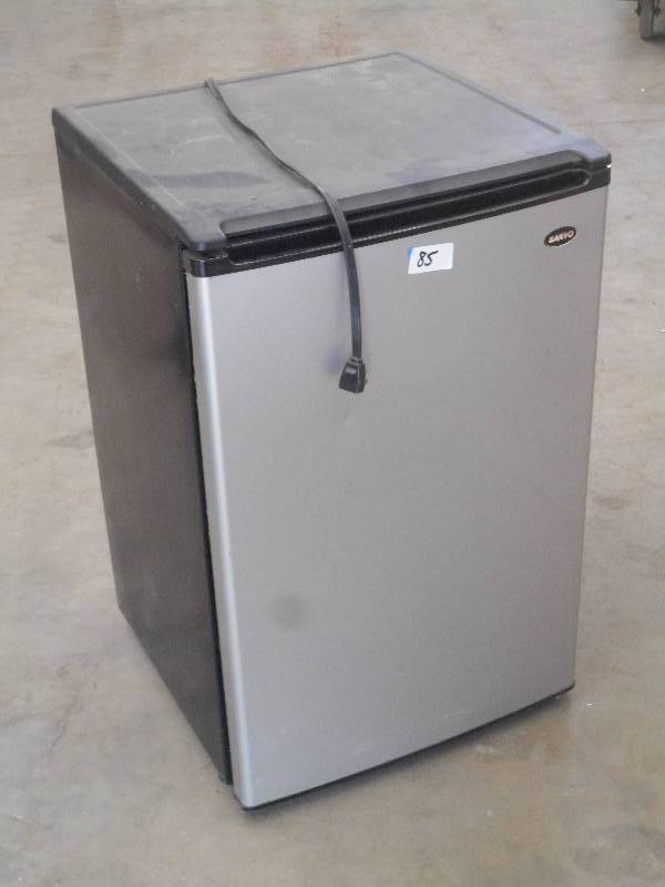 lot 85 image: Sanyo 120Volt Mini Refrigerator ...