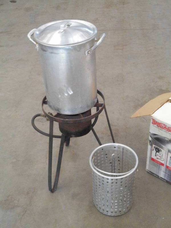 lot 90 image: LP Turkey Fryer Set, Complete ...