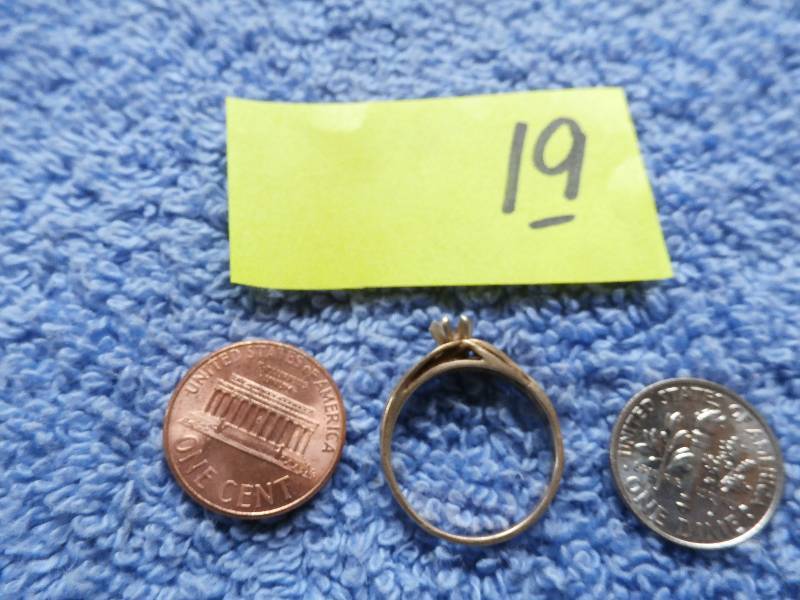 Ladies gold wedding ring setting (stone missing)
