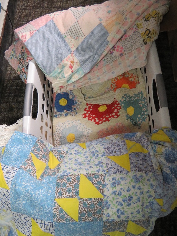 lot 34 image: Bedding Lot