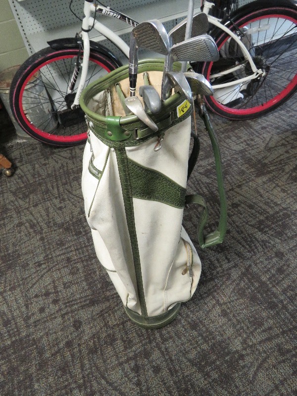 lot 84 image: Golf Bag wClubs