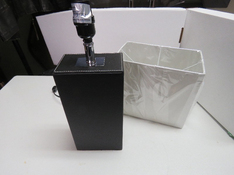 lot 102 image: Table Lamp