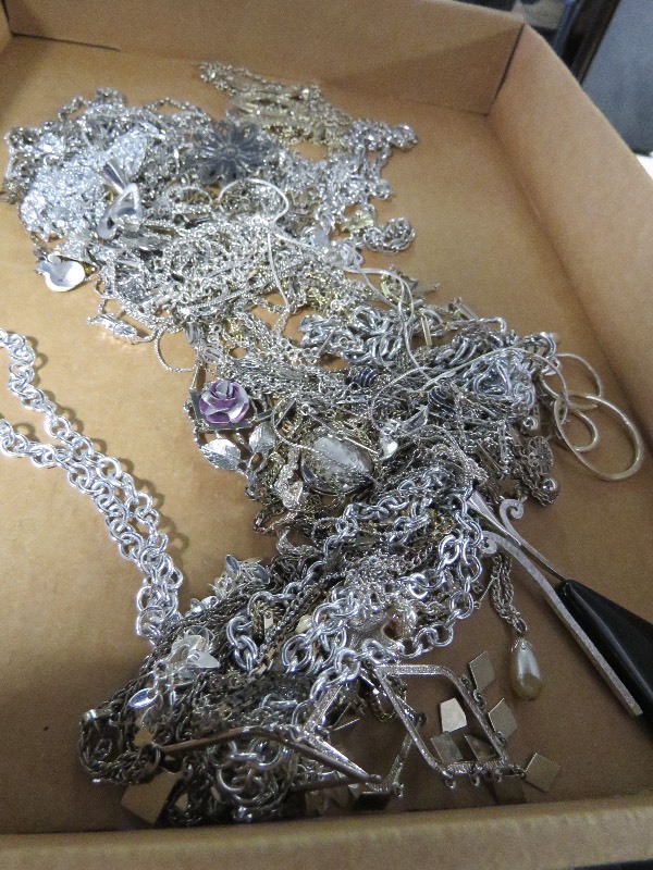 lot 107 image: Jewelry Lot