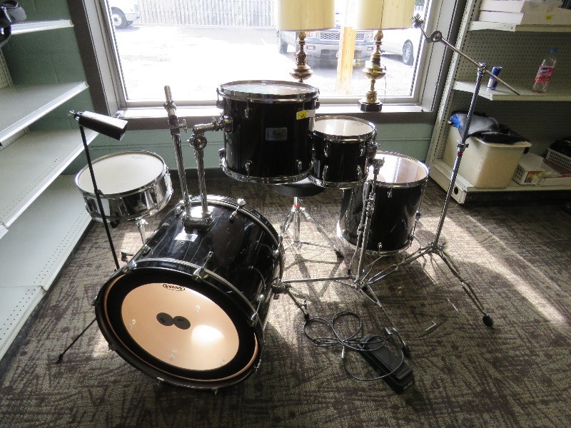 lot 163 image: Pearl Forum Series Drum Set