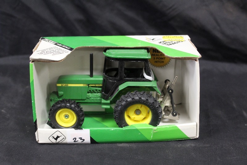 ERTL John Deere 132 Tractor