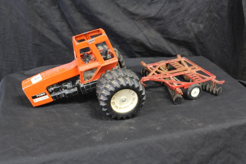 Allis-Chalmers 7080 Tractor w Disc