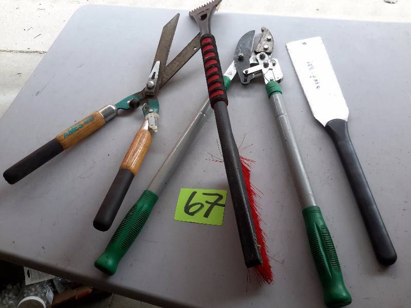 lot 67 image: Hedge trimmer, heavy duty nipper, land saw, snow brushscraper