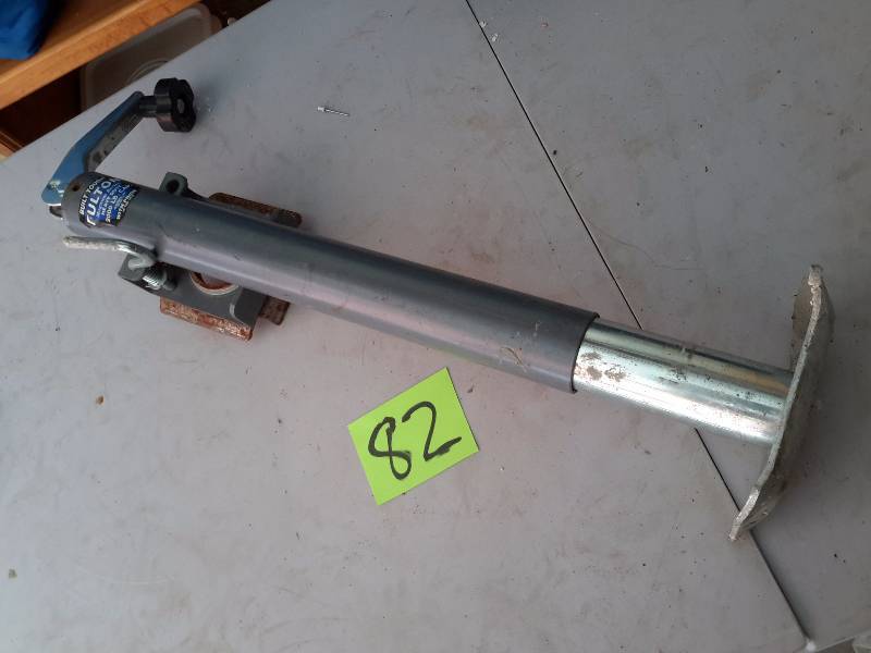 lot 82 image: FULTON, 2000 lb. trailer jack