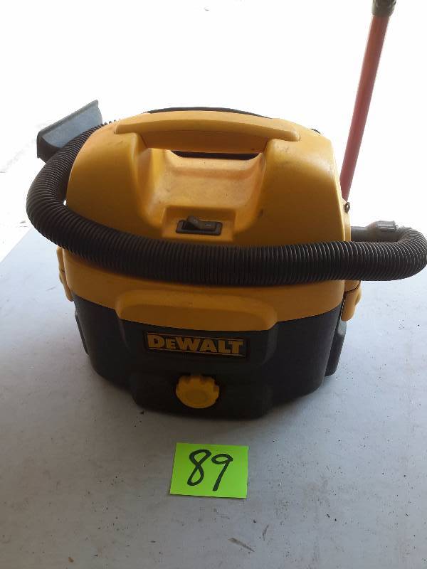 lot 89 image: DEWALT DC500 2 Gallon Vacuum.. Tested and works