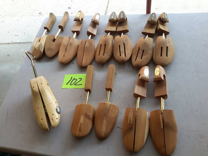 lot 102 image: Lot of Shoe horns as pictured