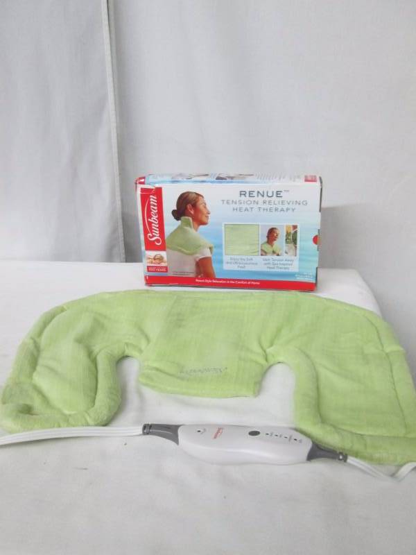 lot 37 image: Sunbeam Renue Heat Therapy Neck and Shoulder Wrap