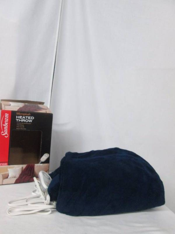 lot 34 image: Sunbeam Microplush Heated Throw