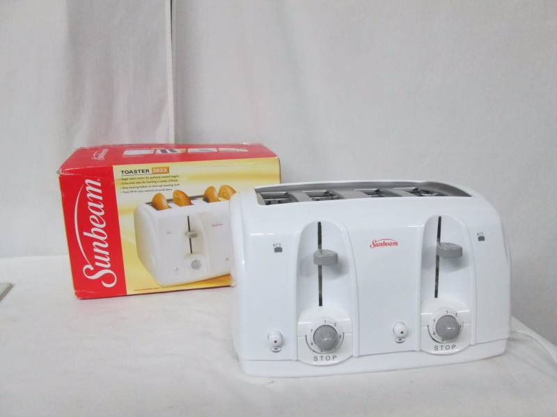 lot 45 image: Sunbeam 4-Slice Wide-Slot Toaster