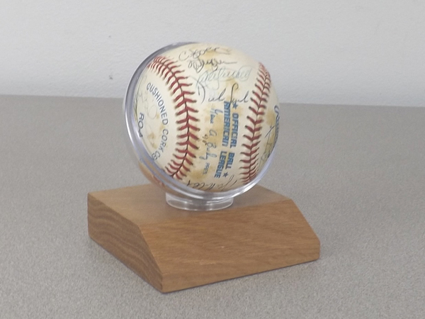 lot 2 image: 1995 MN Twins Team Signed Baseball incl. Kirby Puckett