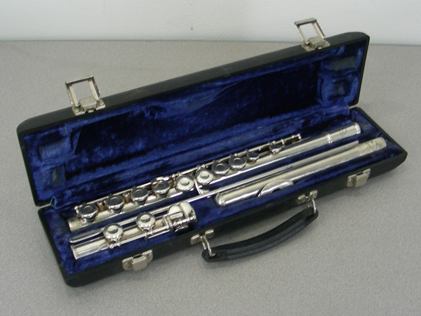 lot 47 image: Vintage Armstrong Mdl 100 Silver Flute in Case