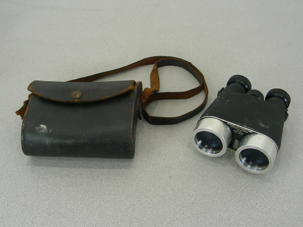 lot 49 image: Vintage WWII Era National Instrument Corp. Mounted Binoculars