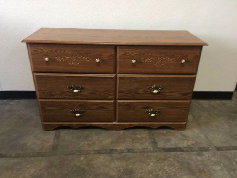 lot 3 image: 6 Drawer Dresser