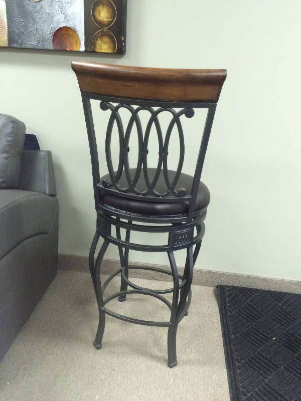lot 18 image: Swivel Bar Stool
