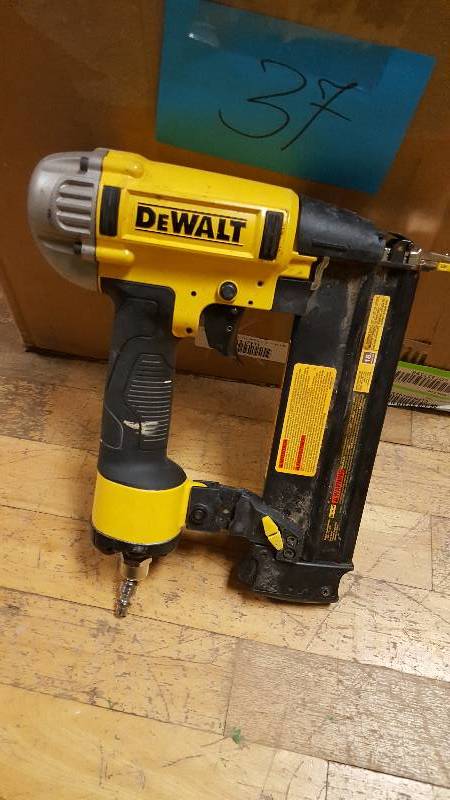 Dewalt DWFP12233 TRUE SIGHT 18GA BRAD NAILER KIT used tested works