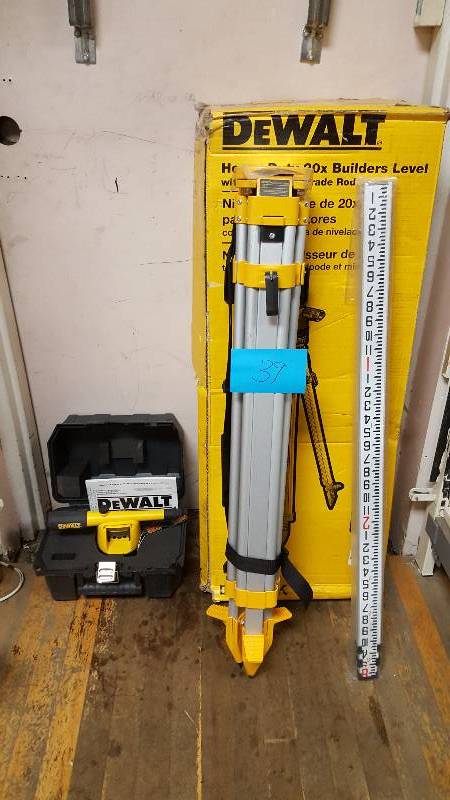 Dewalt DW090PK 20x Builders Level Package New however box for level is broken unit is New in perfect condition