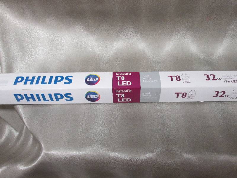 Philips 4 ft. T8 17-Watt Daylight L...