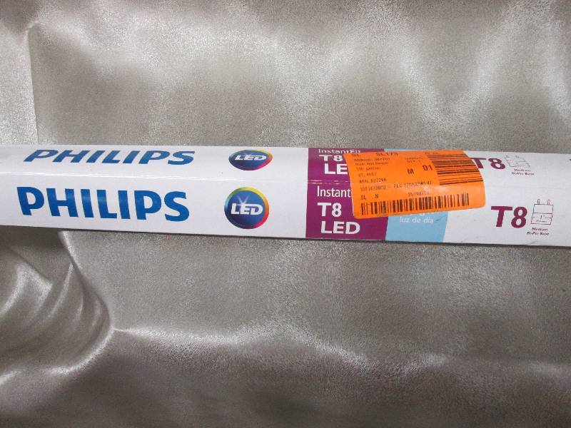 4 ft. T8 17-Watt Daylight Linear LE...