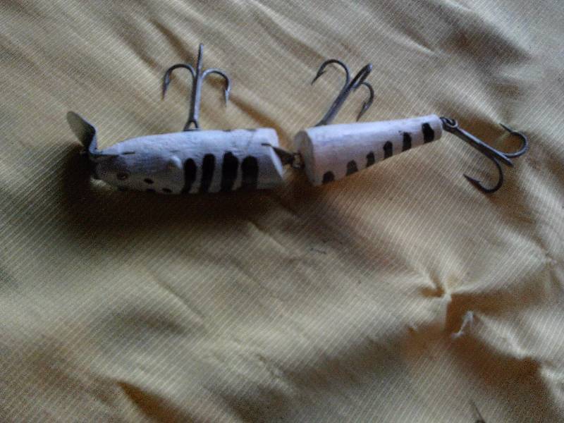 WOODEN MUSKIE LURE