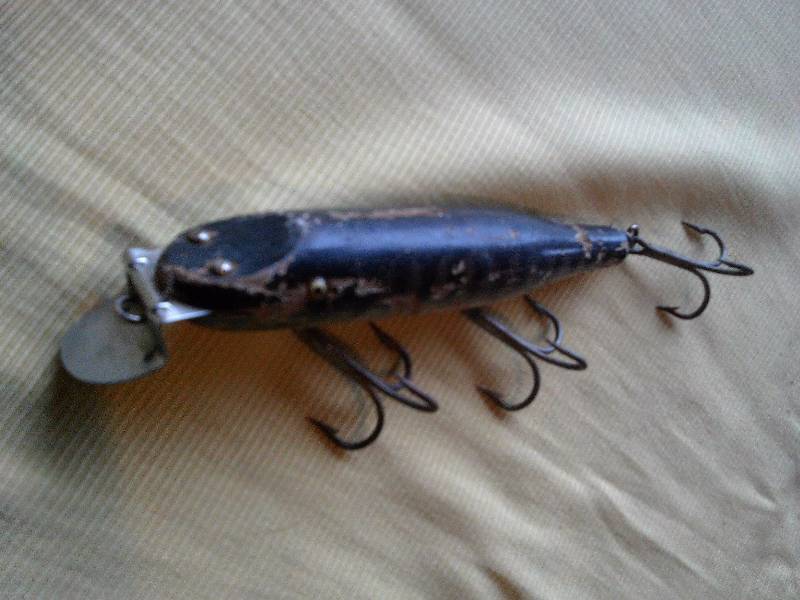 ANTIQUE WOOD MUSKIE LURE