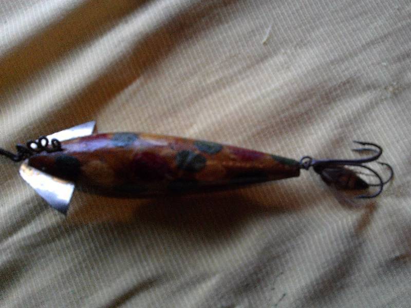 ANTIQUE WOOD LURE