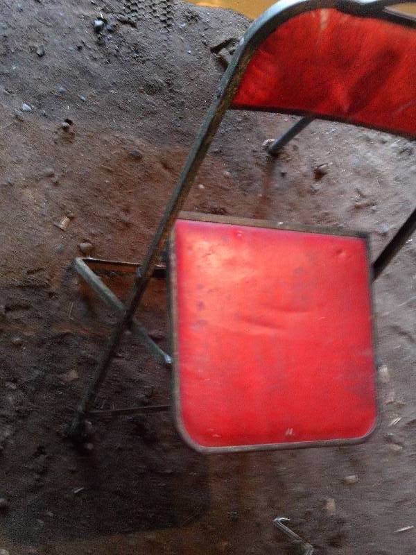 VINTAGE METAL FOLDING CHAIR
