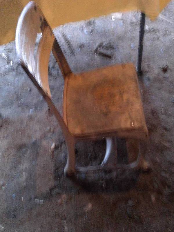 ANTIQUE CHILDS CHAIR