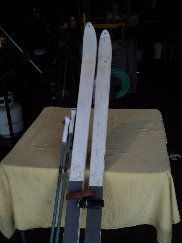 ANTIQUE WOOD SKIS