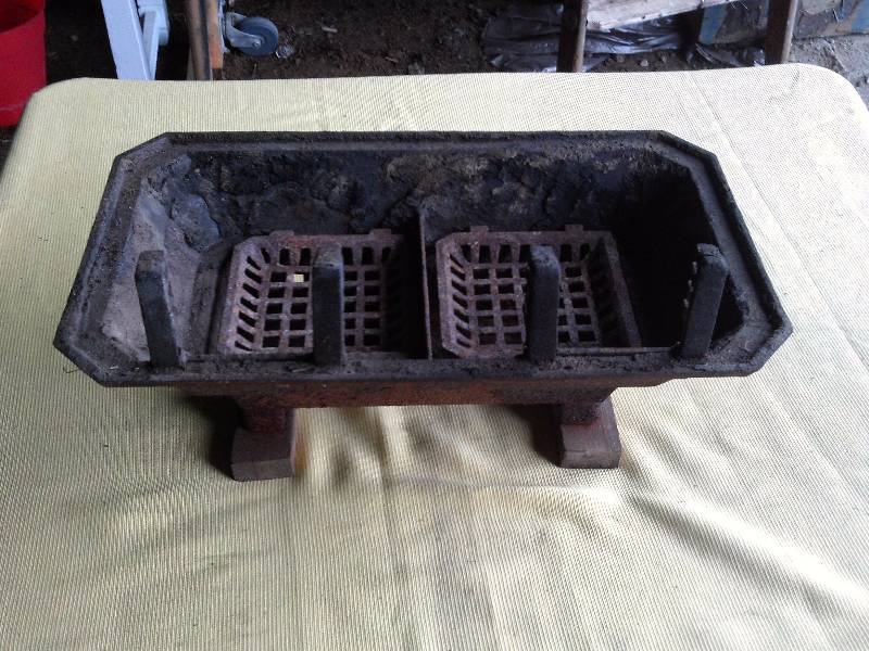 VINTAGE CAST IRON HIBACHI