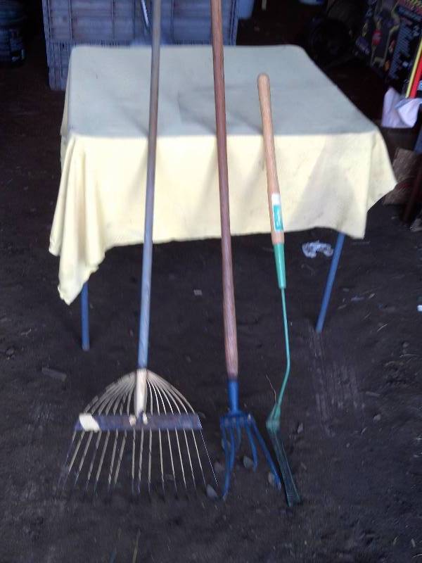 VINTAGE RAKE,3 TINED HOE ,1 CUTTER