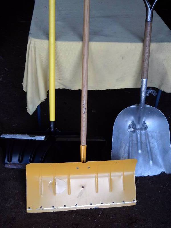 SCOOP SHOVE AND 2 SNOW SHOVELS