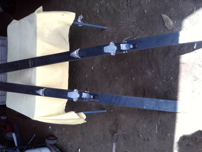 SET OF 360 SKIS