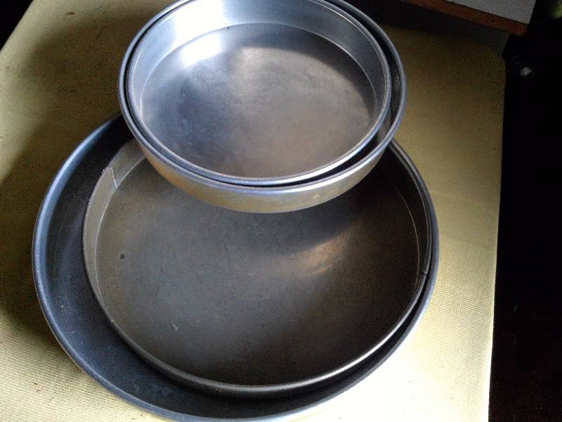 SET OF 4 ROUND CAKE PANS