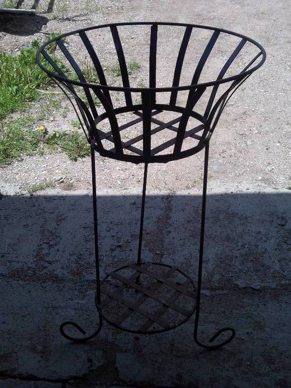 IRON OUTSIDE STAND