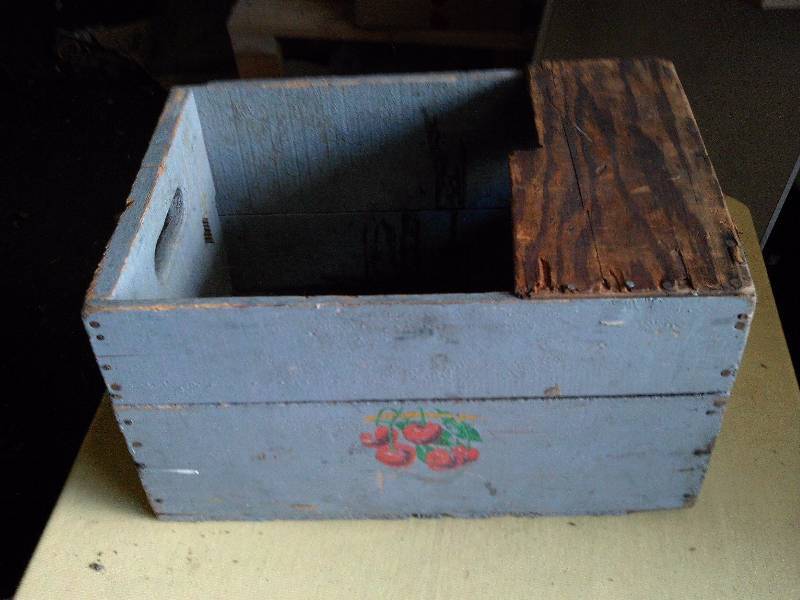 VINTAGE WOODEN BOX