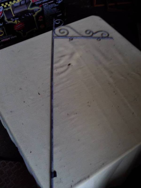 IRON OUTSIDE HANGER
