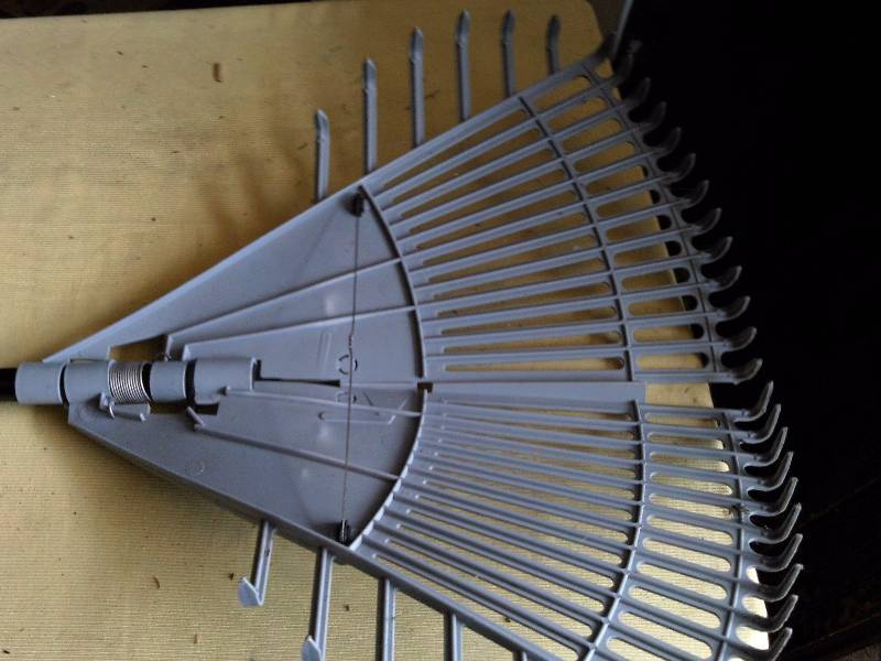 FLEXING LEAF RAKE