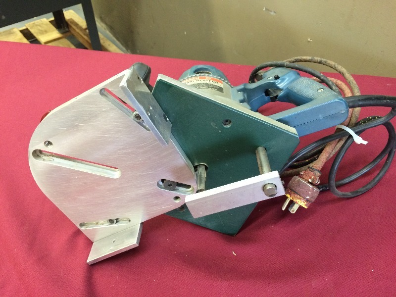 lot 15 image: Betterly Corner Router Bosch  - works fine