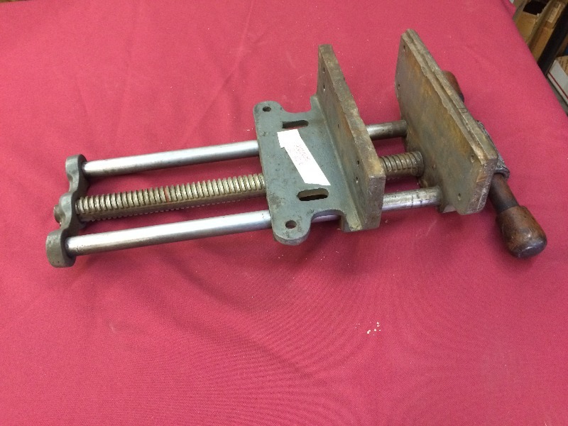 lot 21 image: Antique 12 Vise